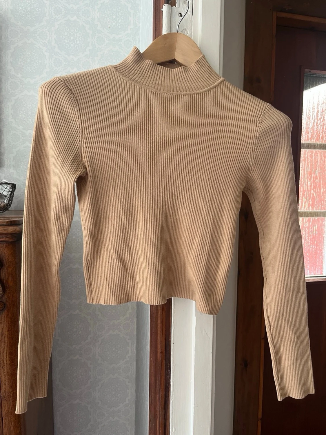 Beige ribbad stickad polotröja