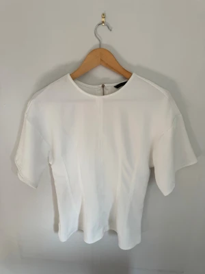 Tight topp ZARA - Tight topp från Zara som stängs med en dragkedja i ryggen. Den sitter tight i midjan men har en liten volang längst ner 💝