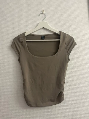 t-shirt - Jättefin T-shirt dock lite nopprig men inget man ser tydligt!
