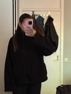 Teddyjacka,  H&m  - En svart Teddyjacka ifrån h&m, storlek XL. liten i storleken så den sitter som en M på mig.