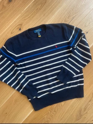 Ralph Laurent tröja - Snygg marinblå stickad tröja från Polo Ralph Lauren. Otroligt bra skick. Ganska liten i storlek, typ herr S. 