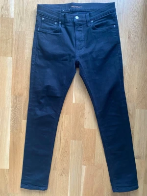Nudie Jeans - Snygga Nudie Jeans svart färg. Klassisk slim/straight passform med Nudies ikoniska bakfickor och detaljer.  Snygg svart färg  Nudie Jeans  Bra skick Lean Dean 30/30  💬 Hör gärna av dig vid frågor eller om du vill ha fler bilder. 