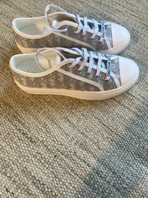 Sneakers - Köpta på Vinted för dubbla priset, pris kan absolut diskuteras