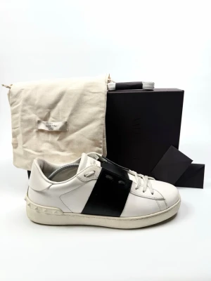 Valentino Open Skor - Valentino Garavani Open Sneakers | Storlek 41,5 | Skick 9/10 | Nypris ca 7 700 kr | 100% autentiska | Box, två Dustbags, två kort och extra snören ingår |