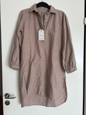 Nattlinne - Nattlinne från Hemtex, deras julkollektion.   Aldrig använd, lappen sitter kvar!  Storlek: S/M  Nypris: 599kr   Längd: ca 84cm fram / 95-96 cm bak