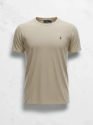 Ralph Lauren T-Shirt -  Storlek: Large 🎨 Färg: Beige 🏷️ Märke: Ralph Lauren 👌 Skick: Mycket bra – som ny, inga defekter  📦 Skickas snabbt och välpackat! 💬 Skriv gärna vid frågor eller funderingar!