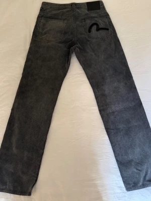 Evisu jeans manchesterbyxor - Säljer ett par feta Evisu manchesterbyxor, riktigt ovanliga och snygga. Dem är i storleken W28 L32 men passar även W29. Säljer pga att jag fick dem i present men i fel storlek. Dem är helt oanvända endast provat dem.