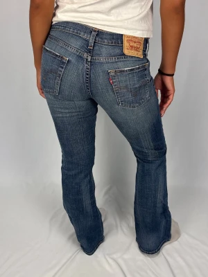 Lågmidjade Levi’s jeans - Supersnygga lågmidjade Levis 529 jeans | Storlek 30/32 | Jättefint skick! | Jag är 168cm lång och väger 60kg | Mått: Ytterbenslängd: 100cm. Midjebredd: 39cm. Lårbredd: 26cm. Fotöppning: 24cm. Kontakta mig vid fler frågor eller funderingar!💗