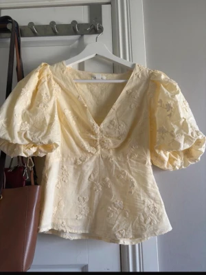 Blus  - Säljer min superfina Dobber blus som aldrig använts, den är för liten för mig men för sent att skicka tillbaka. Den är i nyskick då den som sagt aldrig är använd. Den är helt slutsåld på Zalando där jag köpte den. Färgen är ljusgul. Nypris: 600kr Storlek: xs