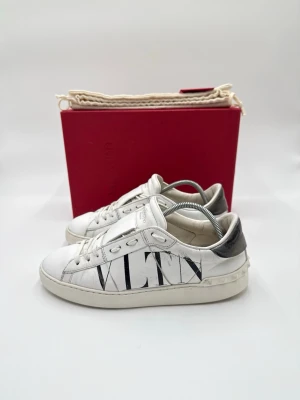 Valentino sneakers  - Hej säljer nu dessa fina valentino open skor  Skick enligt bilder  Postar snabbt och smidigt   Hör av er vid frågor eller funderingar