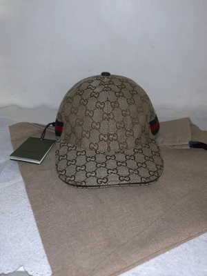 beige canvas M - Helt ny canvas keps. STORLEK m.  Passar dig som gillar mode och trend. Dustbag ingår samt tagget - nytt. Fraktas direkt efter köp!
