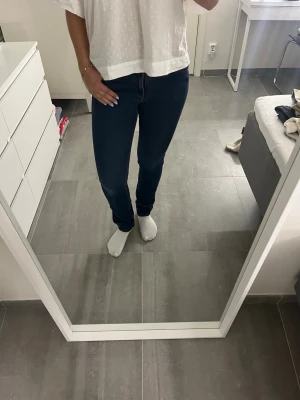Mörkblå skinny jeans - Snygg mörkblå Skinny jeans💕