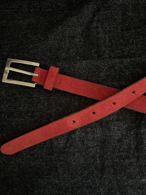 Belt. - A carefully curated piece, selected for its quality, character, and timeless aestethic. An effortlessly refined piece that is as unique as it is enduring. 100% leather.