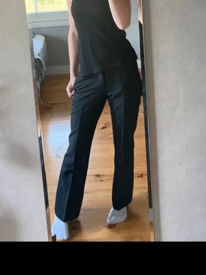 Bikbok kostymbyxor - Kostymbyxor från Bikbok i modellen Vera petit, jag är 161 cm och de sitter bra på mig men de kommer ej till användning, dem är i bra skick, använda ett fåtal gånger💕Pris går att diskutera!