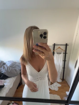Vit långklänning med spetsdetaljer - Lite för kort för mig som är 168cm!  Jag står inte för frakt, tar gärna emot bud under det satta priset för kompromiss!💗   Allt jag säljer är i stort sätt i nytt skick för ett lägre pris, kolla in resten av mina artiklar i min profil!
