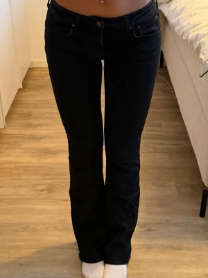 Svarta bootcut jeans - Svarta jeans från Zara med bra passform som är lågmidjade!