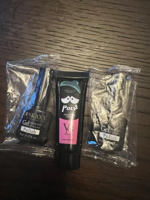 Gel nagellack och poly gel kit - Säljer ett kit med två flaskor gel nagellack från Koskany och en tub Poly Gel. Färgen på lacket är clear, perfekt för naturlig look eller som bas för nail art. Passar dig som gillar att fixa naglarna hemma och vill ha ett proffsigt resultat. Det andra lacket har en nude-beigerosa ton och passar perfekt till att t.ex. göra French! I paketet ingår ett polygel i en clear (klar) färg. ROSKINY Gel Polish – Clear, 8 ml • ROSKINY Gel Polish – färg 093, 8 ml • POLY Fast Building Nail Gel, 15 ml