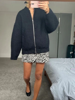 Super populär jacka från zara - Super fin jacka från Zara som inte säljs längre. Säljer då den inte kommer till användning !lånade bilder! Kan gå ner i pris vid snabb affär 