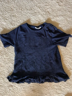 T-shirt!🤍🤍🤍 - En jätte gullig T-shirt med mönster på magen och som en volang vid kanten på tröjan! Köpte för 2 år sedan men har andvänt typ 2 gånger så typ helt ny!💙