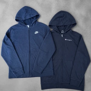 2st feta koftor från Nike o champion - Två snygga zip-hoodies från Nike och Champion i storlek XS säljes nu i väldigt bra skick efter att bara ha använts 7–8 gånger. Tröjorna passar perfekt för vår och höst, och säljs nu tillsammans för endast 299 kr (nypris 899 kr), eller styckvis för 99 kr. Endast kontant betalning gäller och vi möts upp i södra Stockholm för affär.
