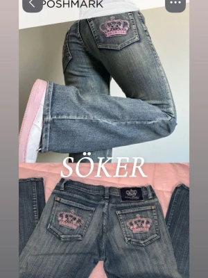 SÖKER Victoria Beckham jenas  - Snygga grå bootcut jeans med rosa kronbrodyr på bakfickorna. Jeansen har klassisk femficksdesign och en lätt tvättad look. Perfekta för dig som vill sticka ut med coola detaljer och en unik stil.