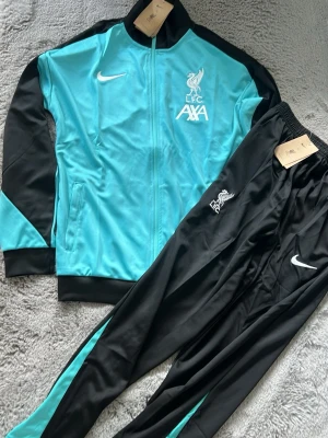 Liverpool 24/25 tränings kit  - Ett Liverpool tränings kit 24/25 storlek L helt nytt  riktigt fin blå färg med fickor på tröjan och även fickor på byxorna 