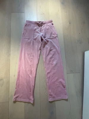Rosa juciy couture byxor  - Mysiga rosa mjukisbyxor ( jouicy couture) super bra skick! Dom är o XXS och priset kan diskuteras.
