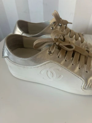 Äkta Chanel Interlocking CC sneakers - Säljer ett par lyxiga superfina och klassiska low-top sneakers från Chanel, modell Rev / Interlocking CC. En tidlös och stilren modell som lyfter vilken outfit som helst. Äkta. Nya i butik kostar idag från 14 000kr och upp! 