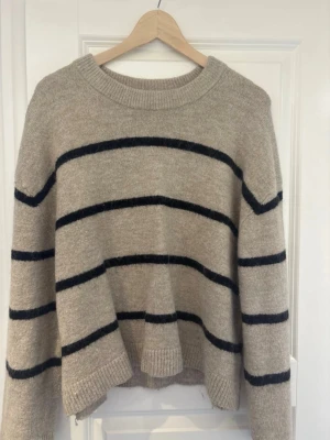 Beige stickad tröja med svarta ränder - En beige stickad tröja med svarta ränder från Gina tricot💞 