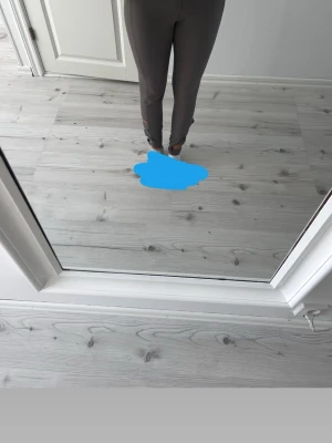 Gråa tighta leggings - Snygga grå leggings med hög midja och tight passform. De är enkla och stilrena utan synliga detaljer eller mönster, perfekta för en clean look. Materialet ser ut att vara stretchigt och bekvämt, vilket gör dem lätta att röra sig i.