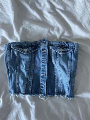 croppad jeanstopp - köpt här på plick men kommer tyvärr aldrig till användning och därför säljer jag den ❣️ skriv privat om du har frågor!