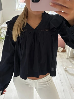 Mörkblå blus  - Super söt mörkblå blus från Gina. Perfekt längd i magen och utsväng i både ärmarna och magen. 
