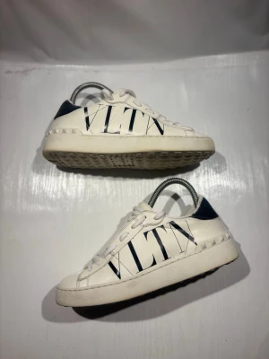Valentino skor - Hej! Säljer nu mina skor från märket Valentino, storlek 37 bra skick, allt på bilden ingår. Tveka inte på att höra av dig om du har frågor eller funderingar kring skorna! 