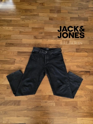 Svarta Jack&Jones Jeans - Loose/Eddie - Jack & Jones Jeans Loose/Eddie Fit – Storlek W31/L32 – Mycket fint skick  Stilrena Jack & Jones jeans i modellen Loose/Eddie med modern loose fit-passform. Rymlig och bekväm modell som ger en avslappnad streetwear-look. Jeansen har en snygg ljusgrå tvätt som passar perfekt till både vardag och mer trendiga outfits.  ✅ Märke: Jack & Jones ✅ Modell: Loose/Eddie ✅ Storlek: W31 / L32 ✅ Färg: Svart ✅ Passform: Loose fit ✅ Skick: Mycket fint skick  📦 Snabb leverans – skickas samma dag (om ej hindr.)