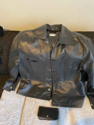 Weekday jacka / overshirt - Svart weekday jacka size s inte så använd men fått liten defekt vid kragen 