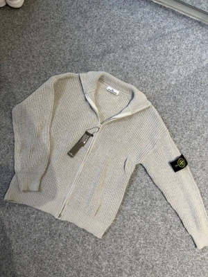 Stone Island gray quarter zip sweater - Säljer denna Stone Island zip! Storlek L ! OBS!!Osäker på äktheten därav priset!! Lappen är ej kvar!! Pris går att diskutera vid snabb affär! Hör av dig vid minsta fundering!