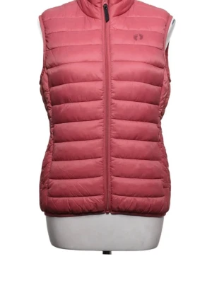 Rosa quiltad dunväst med dragkedja - Snygg rosa dunväst med quiltad design och hög krage. Västen har en hel dragkedja framtill och är lätt vadderad för extra värme. Perfekt att slänga över en hoodie eller tröja för en cool lager-på-lager-look.