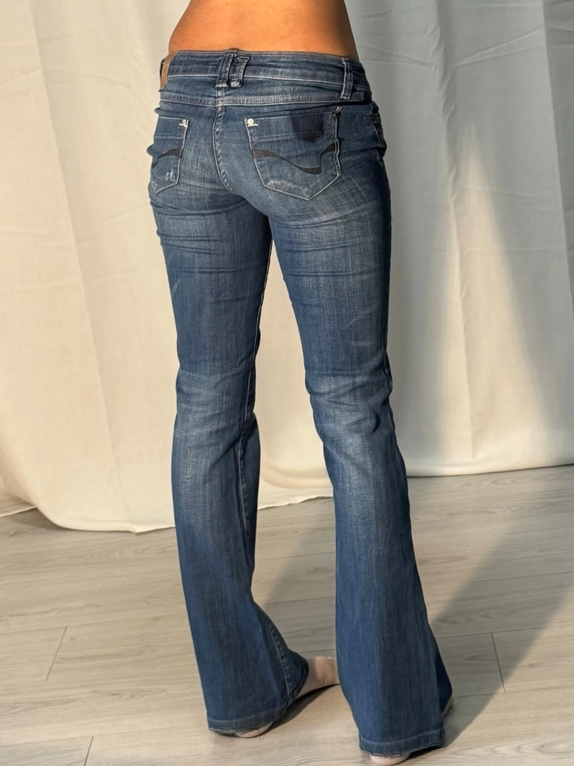 Low flare jeans med slitningar 10051 - 1