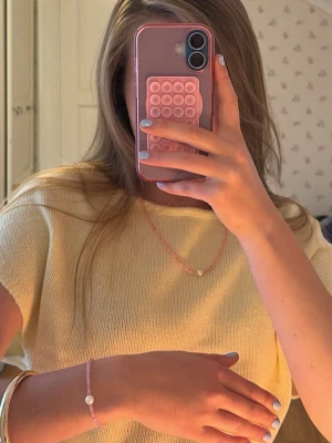 Smycken  - Säljer rosa armband och halsband. Man kan välja att köpa halsband separat eller armbandet men tkr de är snyggast som ett kit! Pris kan diskuteras🍓🍰Armband: 60 Halsband: 110 Armband och halsband: 150