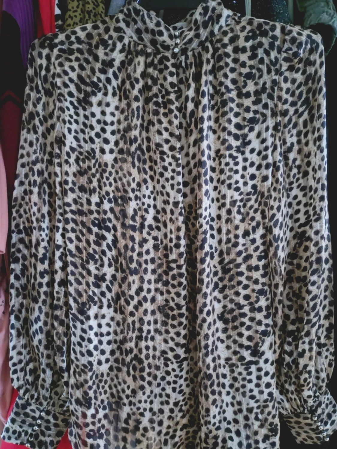 Ny Leopardmönstrad blus med pärlknappar str S - 2