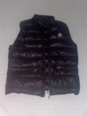 Svart Moncler väst - Knappast använd Moncler vest i väldigt bra skick för ett bra pris