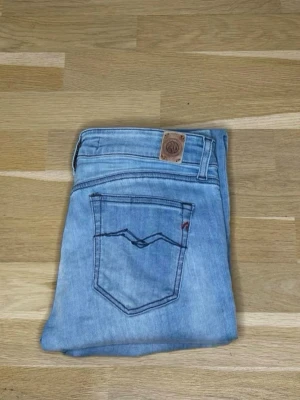Ljusblå replay jeans skinny  - Skinny replay jeans ljusblå storlek 28/32 hör gärna av er vid funderingar 