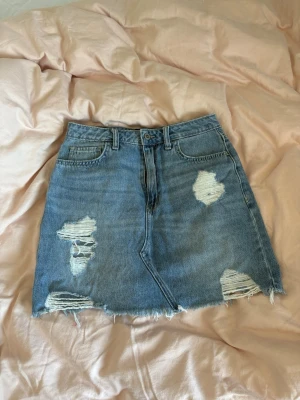 Blå jeanskjol Hollister  - En blå jeanskjol från Hollister. Storlek 28!
