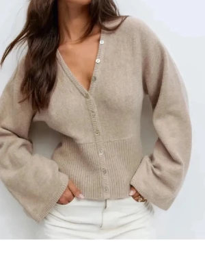VIT!!!! stickad kofta med v-ringning - Har den här fast i krämvit men hittade ingen bra vind därför är det en bild på en beige . Använt kanske 2 gånger därför jag säljer då jag inte använder