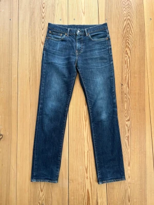 Levis 511 Mörkblåa - Ett par mörkblåa Levis 511 i storlek W32 L32. Jeansen har ett litet hål på baken, men går nog lätt att fixa för den som kan sy.                            Mått finns på sista bilderna!                                     Hör av dig vid minsta fundering!⭐️