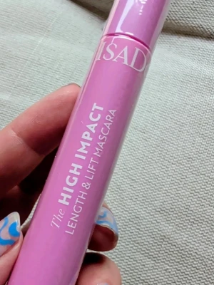 High Impact Length & Lift Mascara - Säljer en High Impact Length & Lift Mascara från Isadora i färgen 01 Black. Perfekt för dig som vill ha långa och lyfta fransar med intensiv svart färg.