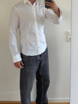 Skjorta  - Dressman vit skjorta. Storlek S.