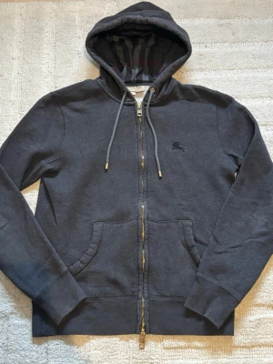 Burberry hoodie | ÄKTA - Skick:9/10 äkta köpt i cirkulär fash. Passar dig mellan 165/175
