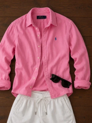 Rosa skjorta från Polo Ralph Lauren - Snygg rosa skjorta från Polo Ralph Lauren med klassisk krage och knappar framtill. Skjortan har lång ärm och den ikoniska loggan broderad på bröstet i blått. Perfekt för en avslappnad men ändå stilren look.