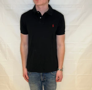 Polo Ralph Lauren Slim Fit Polo - Svart slim fit-pikétröja i 100% bomull, begagnad i mycket gott skick.